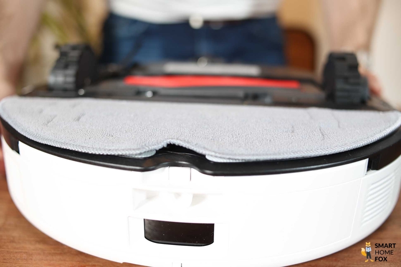 Салфетка прикреплена к Roborock S8 Pro Ultra, вид снизу.